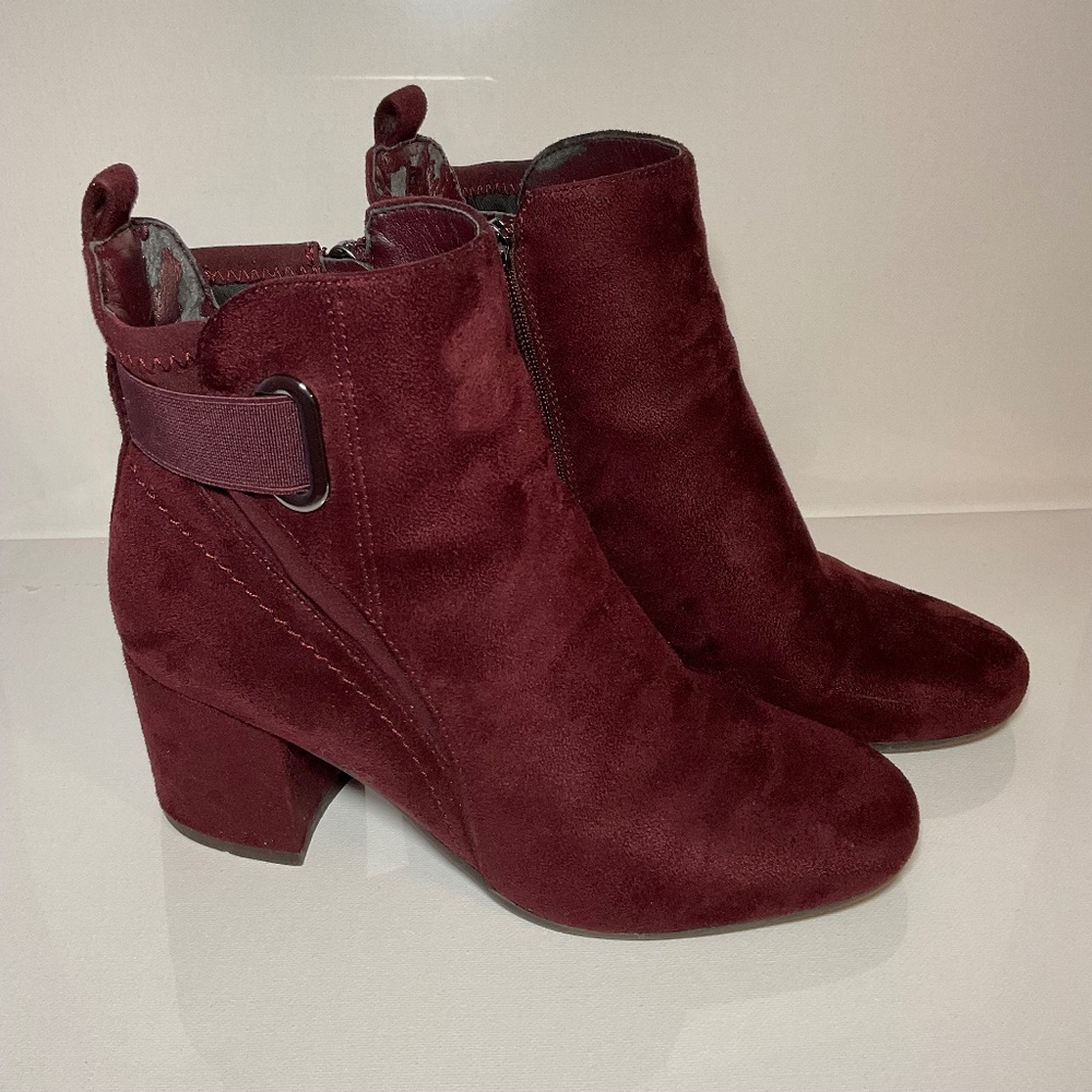 Easy Spirit Women's Batona Dark Red Suede Ankle Bootie Size 6 in Great Condition